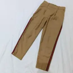 サイドラインテーパードスリムパンツ　センタープレス　ベージュ　Mサイズ