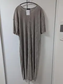 ベージュ　プリーツロングワンピース M-L