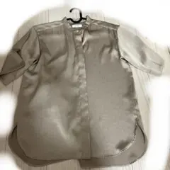 ベージュ サテン風 シャツ 半袖