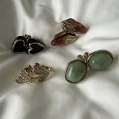 多様なデザインのイヤリングセット