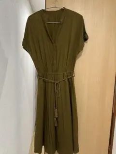 カーキ　リネンの半袖ワンピース
