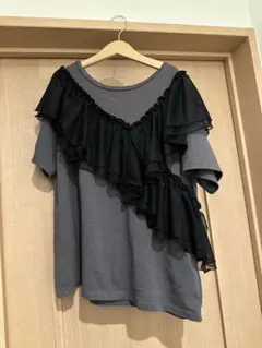 フリル付きグレーTシャツ