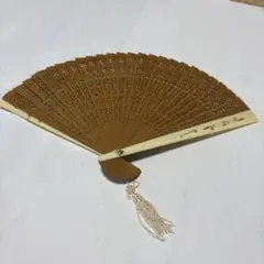 茶色い木製扇子 透かし彫り ケース付き