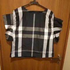 ネイビーとグレーのチェック柄トップス