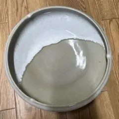 陶器製グレーとホワイトのボウル