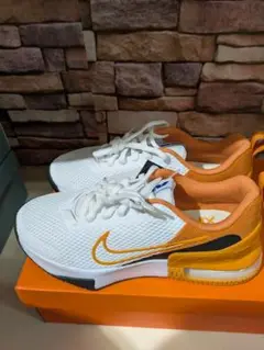 Nike スニーカー ホワイト/オレンジ