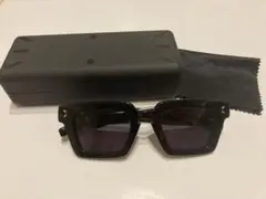 MCQ ブラック スクエアサングラス