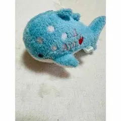 青いクジラのぬいぐるみ