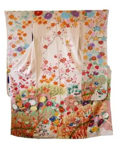 ベージュの縮緬生地にカラフルな彩りで描かれた可憐な無数の花々の文様が豪華な振袖
