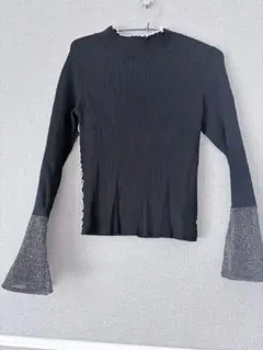 JEANASISブラック フリルネック フレアスリーブ トップス