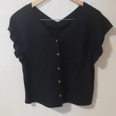 LOWRYS FARM　黒のフリル袖ノースリーブトップス