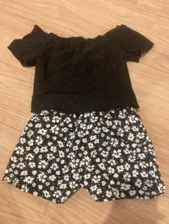 黒オフショルダーと花柄ショートパンツセット