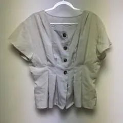薄いグレー ボタン付き 半袖シャツ　ブラウス　しぼりあり　Lサイズ