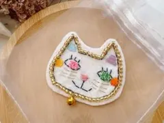 ビーズと刺繍の猫ブローチ