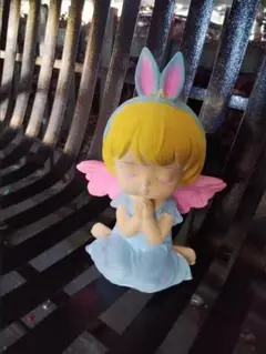 天使のフィギュア 青いドレス ピンクの羽