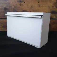 アイボリーカラーのスチール製マスクストッカー