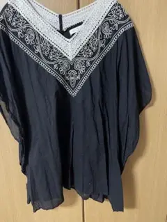刺繍入り黒Vネック半袖トップス
