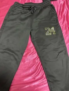 黒のスウェットパンツ 24
