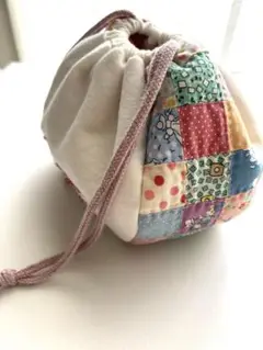 パッチワーク巾着袋　キルト芯入り　コロンと可愛い