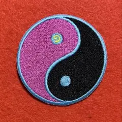 A2035 太極拳　タイチー　ピンク&ブラック陰陽マーク　刺繍ワッペン　アイロン