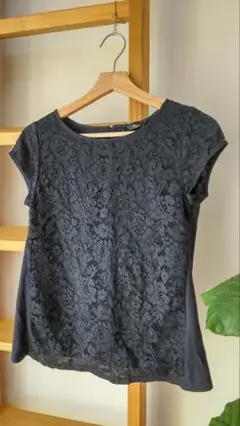 ほぼ新品／ネイビー レース トップス フレンチスリーブ　Chez toi