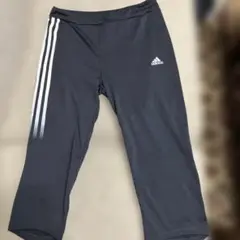 adidas ダークグレー クロップドパンツ 3本ライン