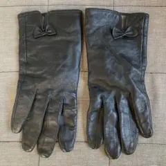 黒いレザー手袋 リボン付き
