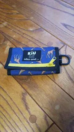 KIU キリン柄 二つ折り財布