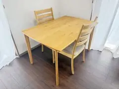 木製ダイニングテーブルとチェアセット