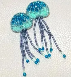 ハンドメイド　ビーズ刺繍　クラゲ　ブローチ　２個セット