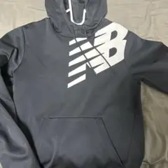 ニューバランス　黒パーカー　S