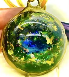 森の泉に集まる蝶々　レジン　製半円ドーム　キーホルダー　チャーム