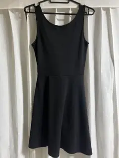 H &M 黒　ワンピース　背中あき