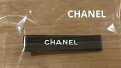 CHANEL ブラック ホワイトロゴ入りヘアピン
