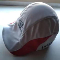 Umbro ロゴ入りキャップ ホワイト/レッド