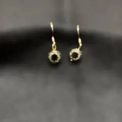 金色の装飾的円形ダングルピアス　1、5センチ