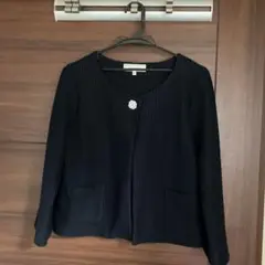 ネイビー ノーカラージャケット 花のボタン付き