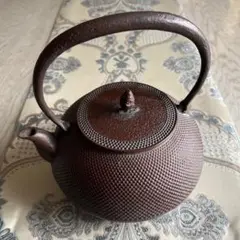 未使用品　南部照光堂名人心斎造　１２型算盤アラレ　南部鉄瓶　南部鉄器　鉄瓶 未使用品 南部照光堂名人心斎造 12型算盤アラレ 南部鉄瓶 南部