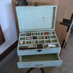 淡い緑色の木製裁縫箱
