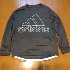 ダークグレーのトップス(アディダス)