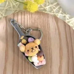 くまブッセとカラフルスイーツのスコップキーホルダー　フェイクスイーツ B