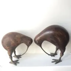 木製のキウイの置物2体