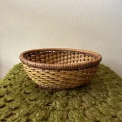 竹とシダの小ぶりな使える籠です。素敵なデザインです。