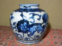 古い染付獅子唐草文壷(中国景徳鎮窯で生産?)