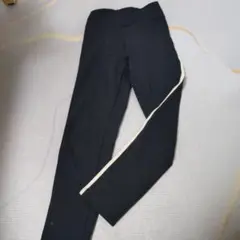 黒い130サイズボトムス サイドライン付き