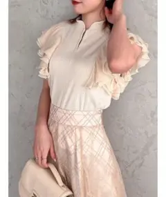 dazzlin フロントホックフリルトップス ベージュ