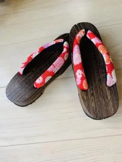 赤の鼻緒の下駄