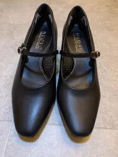 【美品】NUOVO　ブラックパンプス ストラップ付き　23.5cm