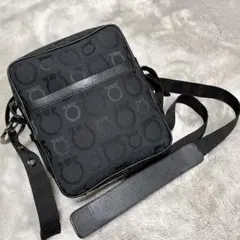 Salvatore Ferragamo ショルダーバッグ ガンチーニ 総柄 黒