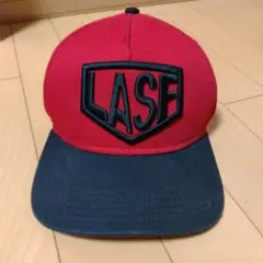 赤のベースボールキャップです